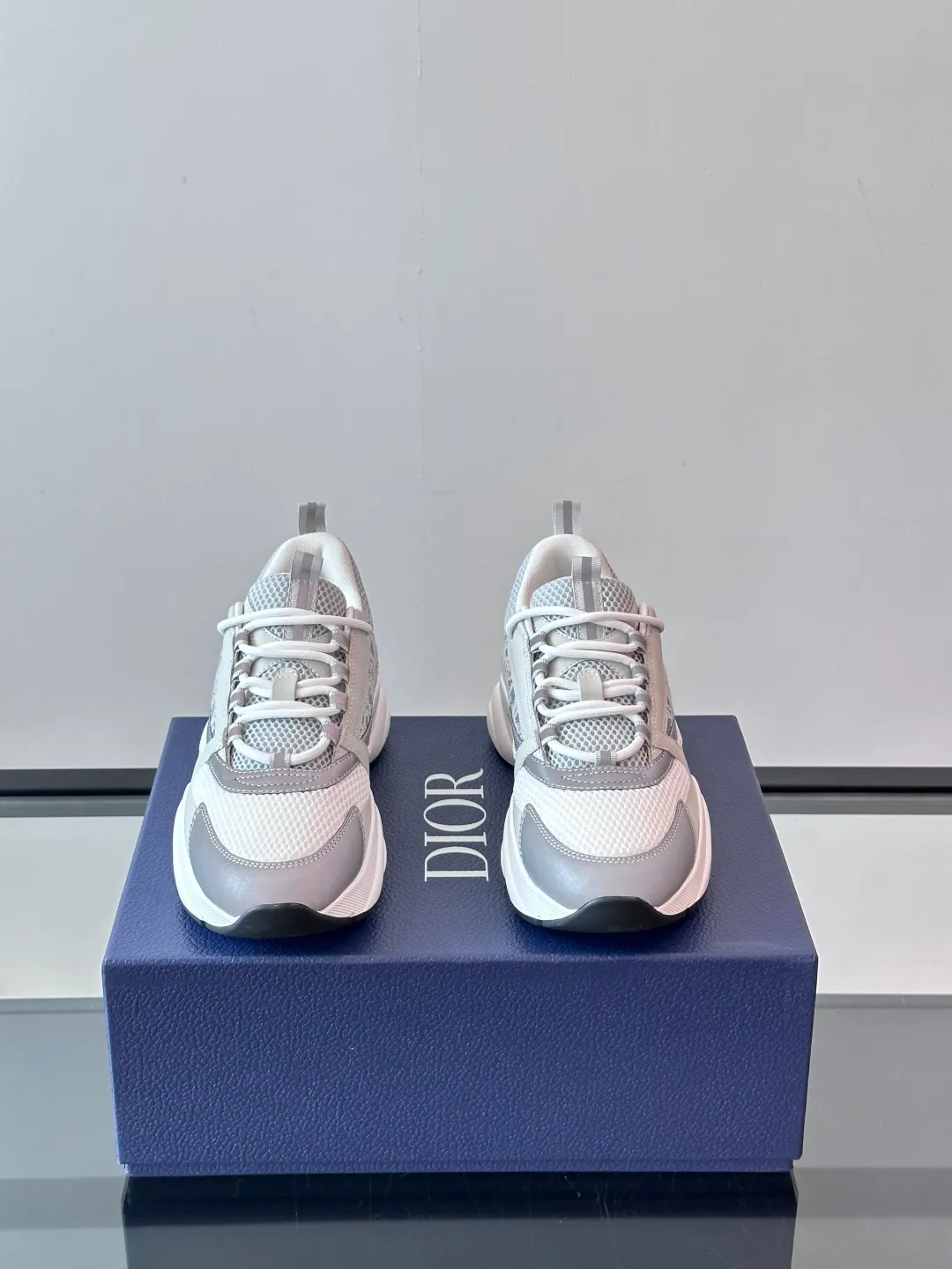 Factory price: 480💰 ◾️▫️Dior D®️ x 🆕 (high version) B22 men's jogging fashion sneakers, this single product draws inspiration from retro jogging shoes. It adopts a thick low-top design, with an upper made of black cow leather and mesh fabric, and a black and white engraved rubber sole. Black mesh fabric tongue and heel counters complement black laces, with an embossed "Di~r" logo embellishment on the side. These sneakers can be mixed and matched with a classic suit for a sporty chic look! Size: 39-45 (38, 46, 47 can be customized)